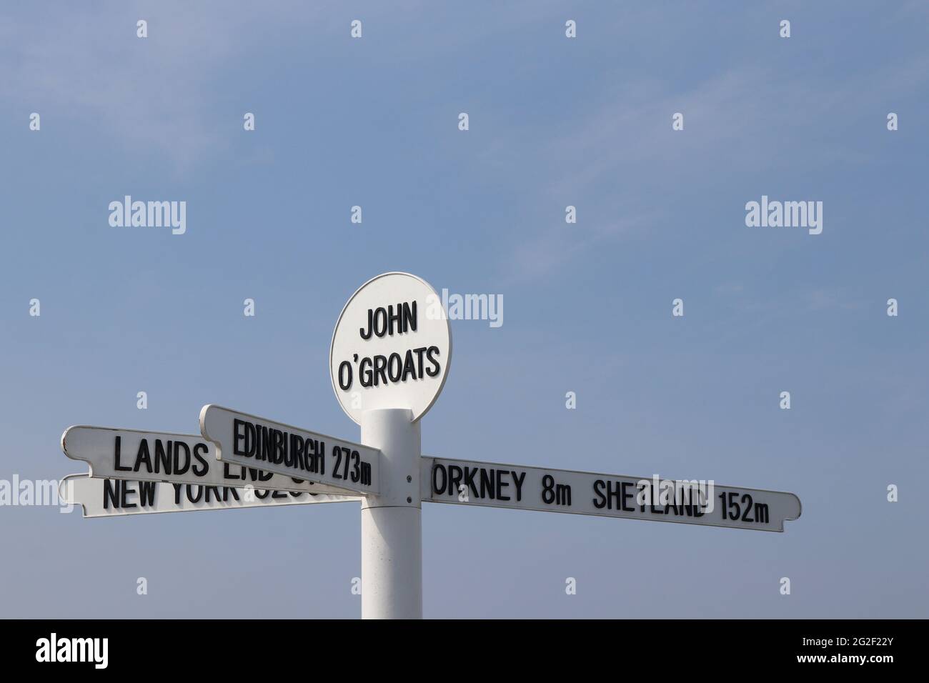 Famoso cartello di John o'Groats sul punto più settentrionale della terraferma scozzese, che mostra le distanze da New York, Land's End, Edimburgo, Orkney Foto Stock