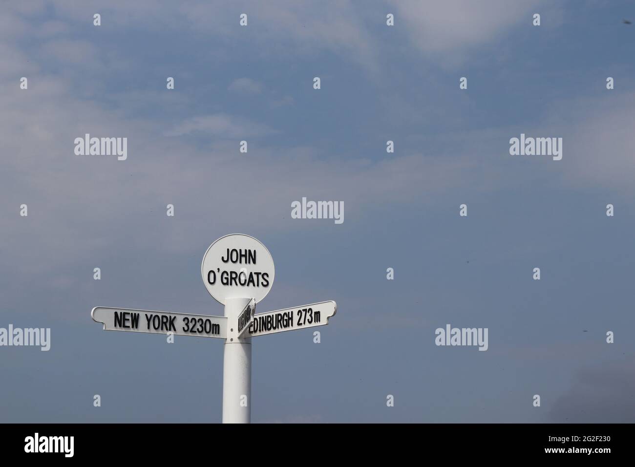 Famoso cartello di John o'Groats sul punto più settentrionale della terraferma scozzese, che mostra le distanze da New York, Land's End, Edimburgo, Orkney Foto Stock