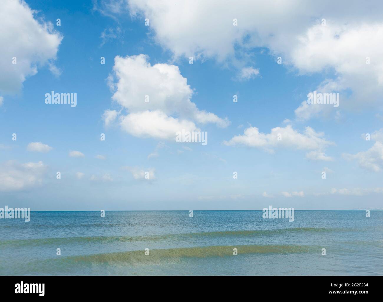 Il mare visto dalla spiaggia di Deauville, Francia Foto Stock