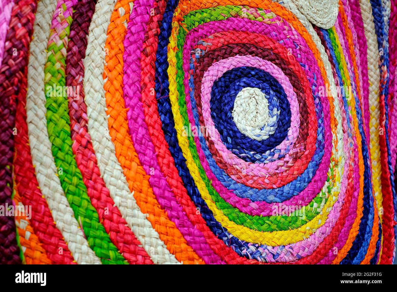 cerchi colorati su stuoia di tessitura di rafia, norfolk, inghilterra Foto Stock