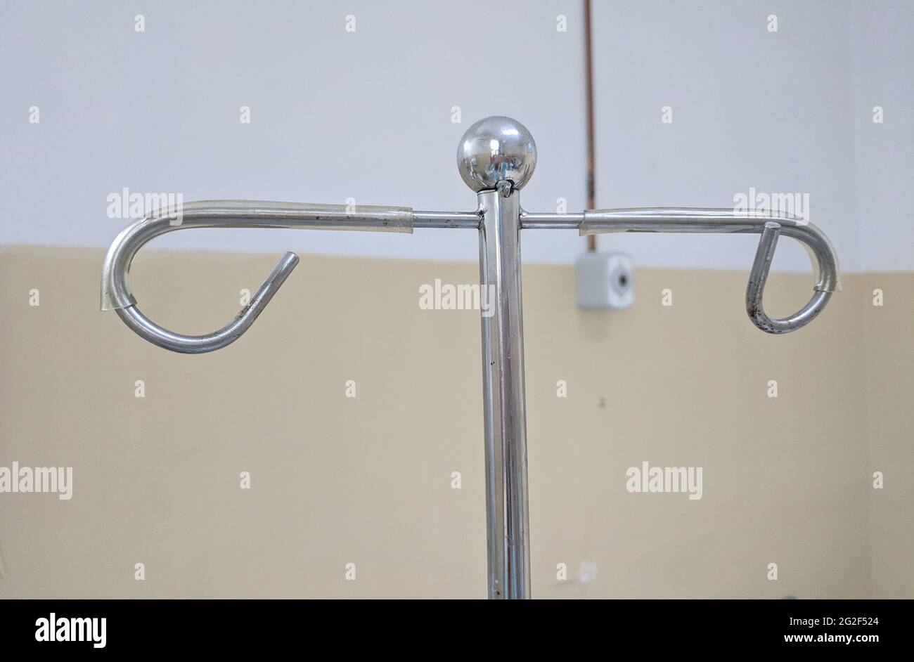 Flacone di soluzione salina appicciato su un palo di metallo in un ospedale rumeno. 23 aprile 2019, Bucarest, Ospedale Colentina Foto Stock