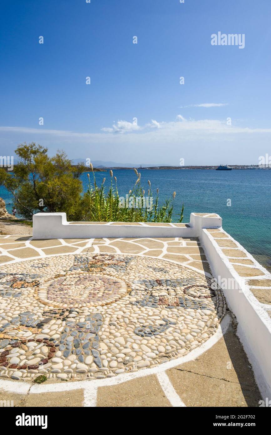 Terrazza con tradizionale mosaico greco di ciottoli e vista mare. Paros. Isole CICLADI, Grecia Foto Stock