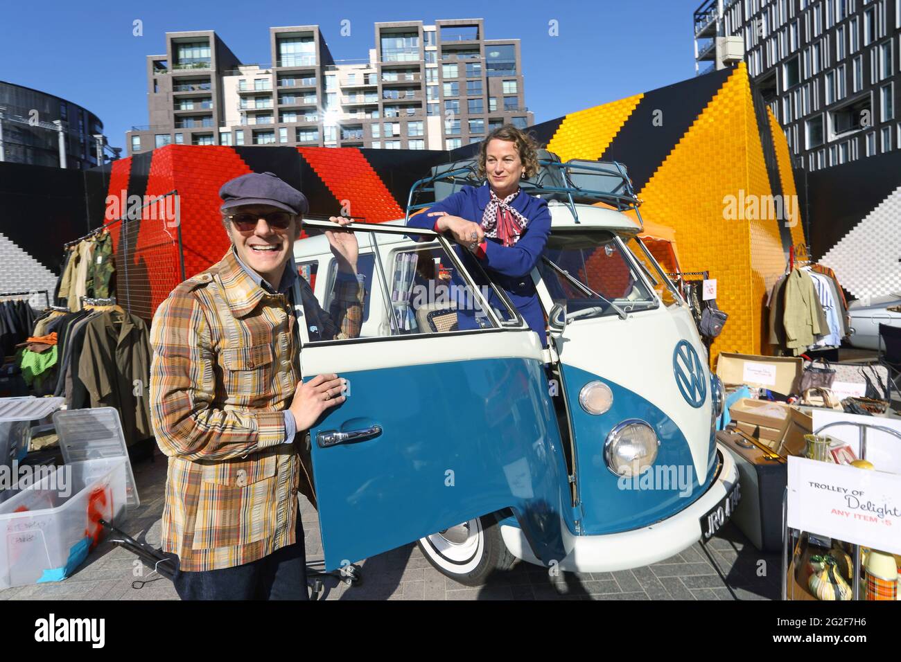 GRAN BRETAGNA /Inghilterra /Londra / Coppia con la classica Volkswagen Campervan al Classic Car Boot sale a Londra Foto Stock