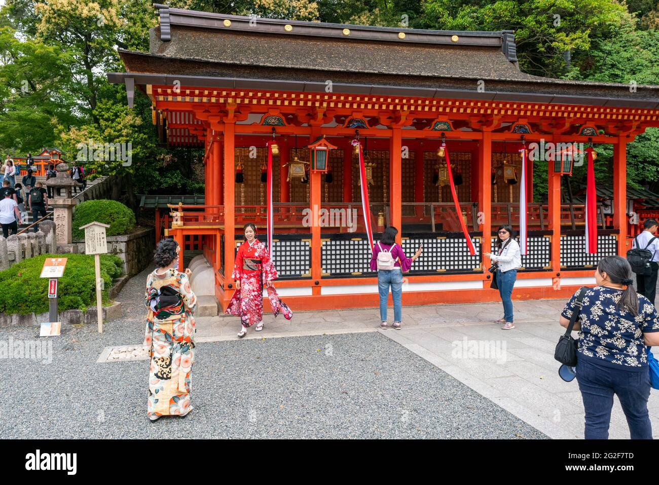 Kyoto, Giappone - 15.05.2019: Donne in kimono tradizionale nel complesso del famoso Santuario Fushimi Inari di Kyoto in una giornata nuvolosa. Japanes classico Foto Stock