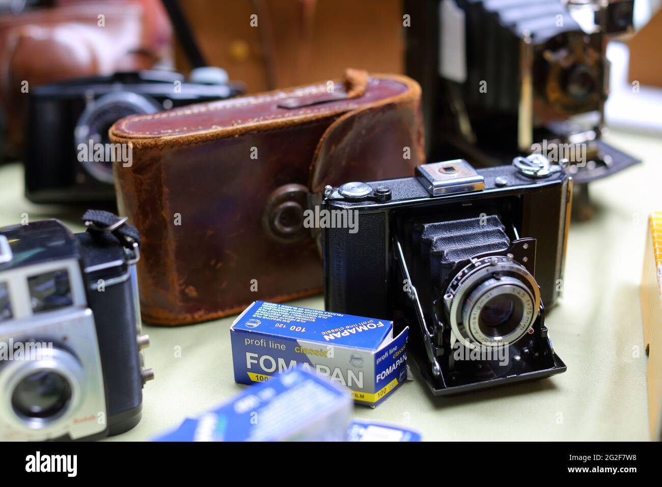 Vecchie macchine fotografiche d'epoca in vendita in uno stand al Classic Car Boot sale a Granary Square a King's Cross London. Foto Stock