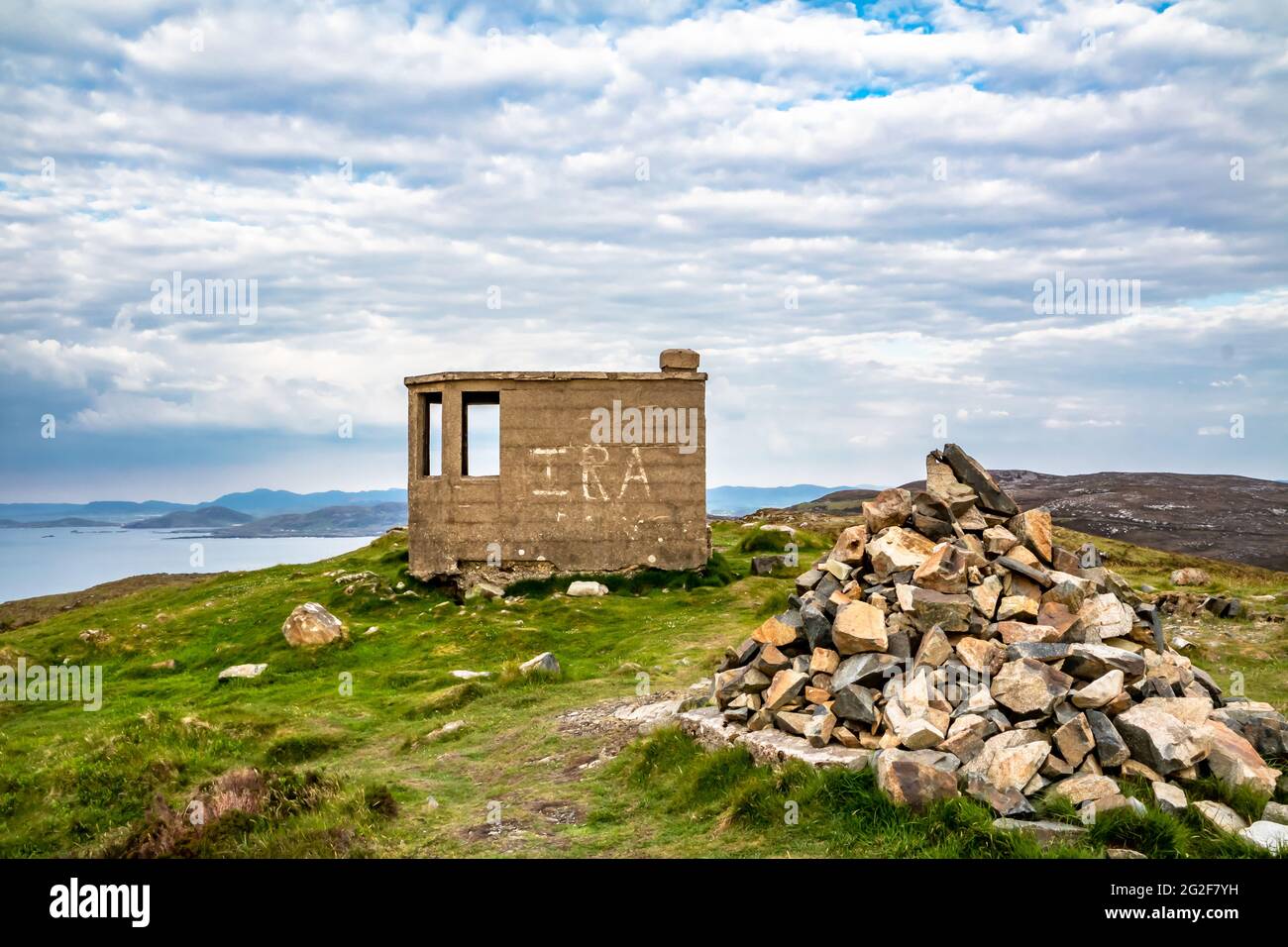 HORN HEAD, IRLANDA - MAGGIO 30 2021: I resti della seconda guerra mondiale sono ancora in piedi sulle scogliere. Foto Stock