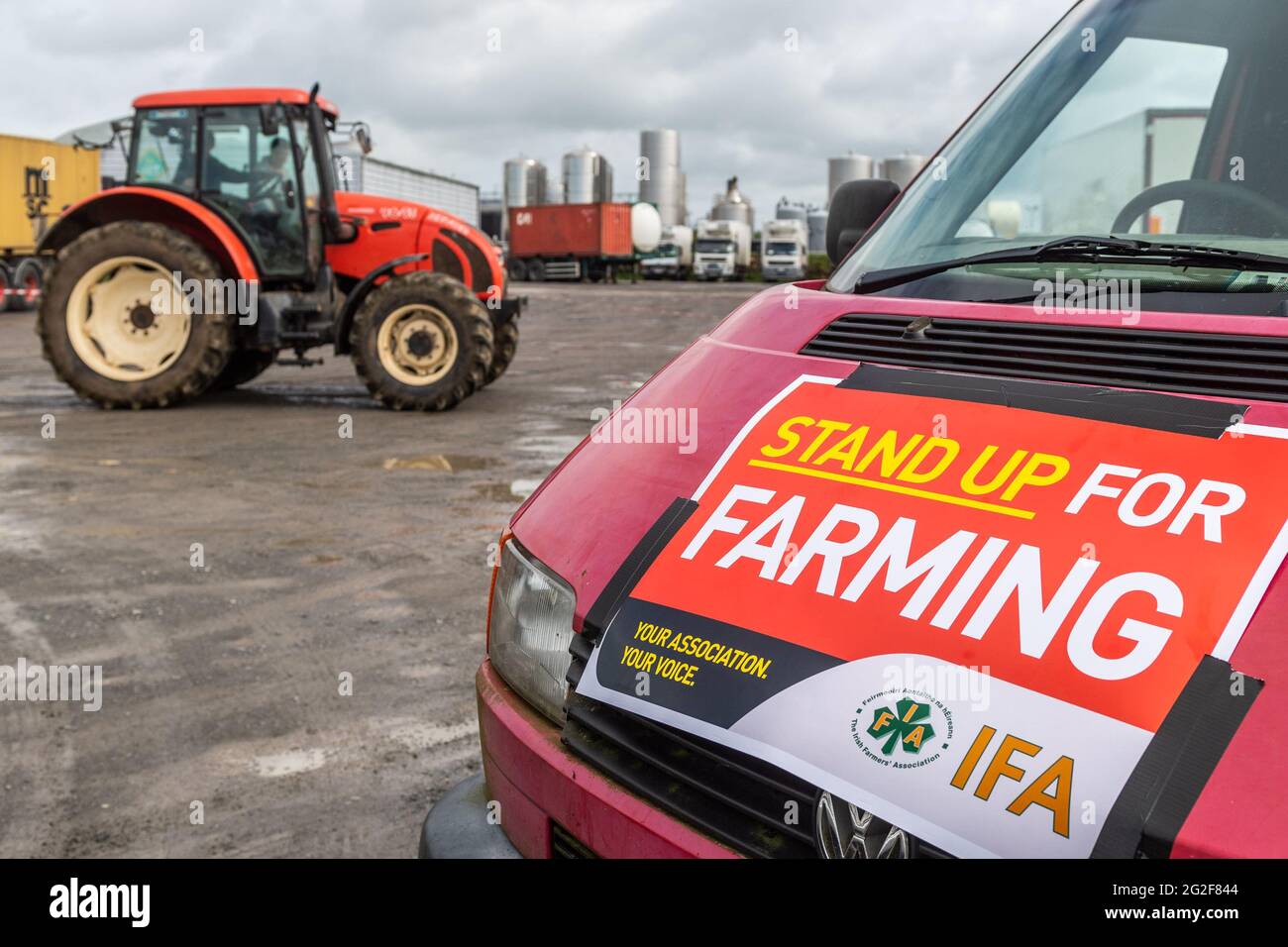 Skibbereen, West Cork, Irlanda. 11 Giugno 2021. Gli agricoltori di tutta la regione si sono rivelati favorevoli a una protesta dell'IFA oggi contro LA PAC, il progetto di legge sul clima e a sottolineare l'importanza dell'agricoltura per le città rurali. Circa 60 trattori, automobili e camion si sono rivelati a Skibbereen, West Cork. Credit: AG News/Alamy Live News Foto Stock