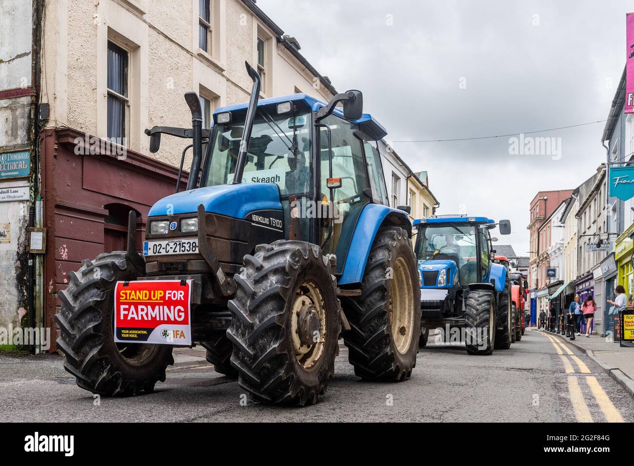 Skibbereen, West Cork, Irlanda. 11 Giugno 2021. Gli agricoltori di tutta la regione si sono rivelati favorevoli a una protesta dell'IFA oggi contro LA PAC, il progetto di legge sul clima e a sottolineare l'importanza dell'agricoltura per le città rurali. Circa 60 trattori, automobili e camion si sono rivelati a Skibbereen, West Cork. Gli agricoltori hanno guidato attraverso la città di Skibbereen. Credit: AG News/Alamy Live News Foto Stock