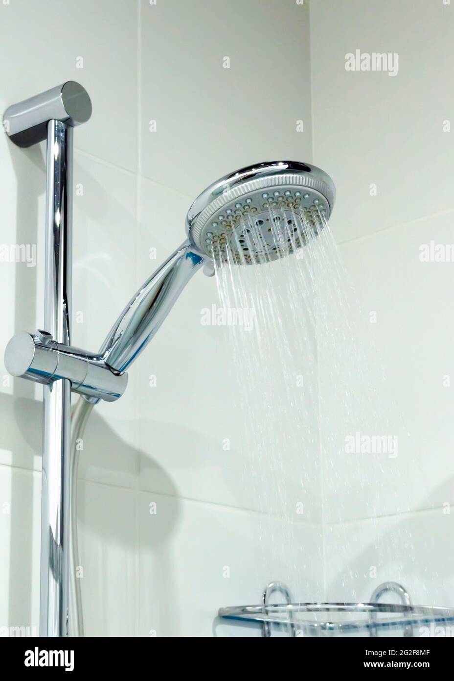 Soffione doccia con getti d'acqua da vicino in bagno. Foto Stock
