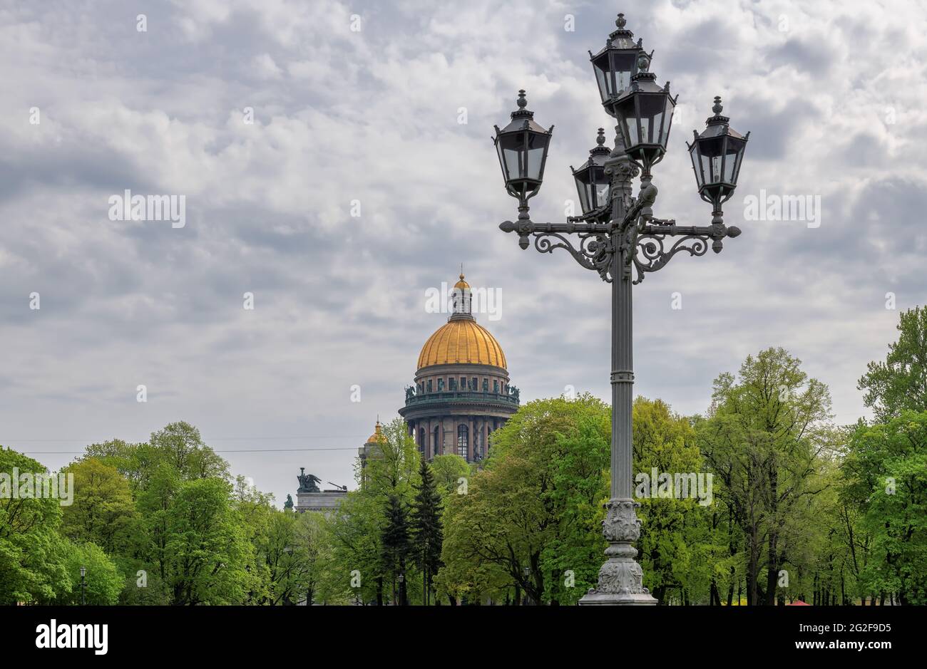 Lampione e Cattedrale di Sant'Isacco il giorno d'estate e cielo drammatico a San Pietroburgo, Russia. Foto Stock