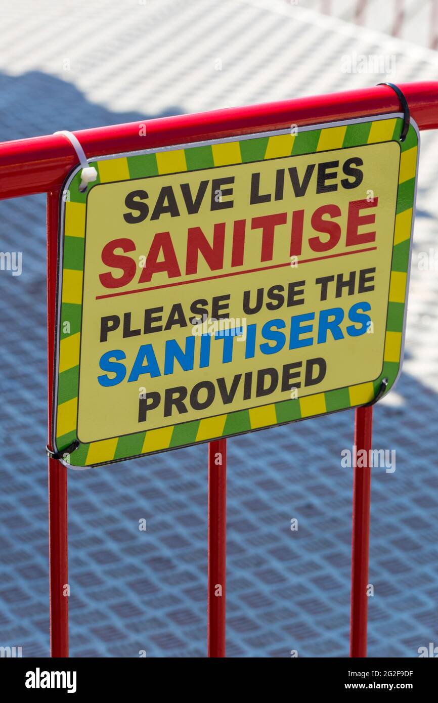 Salvare vite igienizzare si prega di utilizzare il cartello fornito sulla fiera durante Covid 19 pandemia di Coronavirus, Bournemouth, Dorset UK a giugno Foto Stock