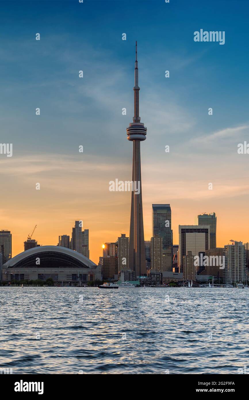 Skyline di Toronto al tramonto con CN Tower, Canada. Foto Stock