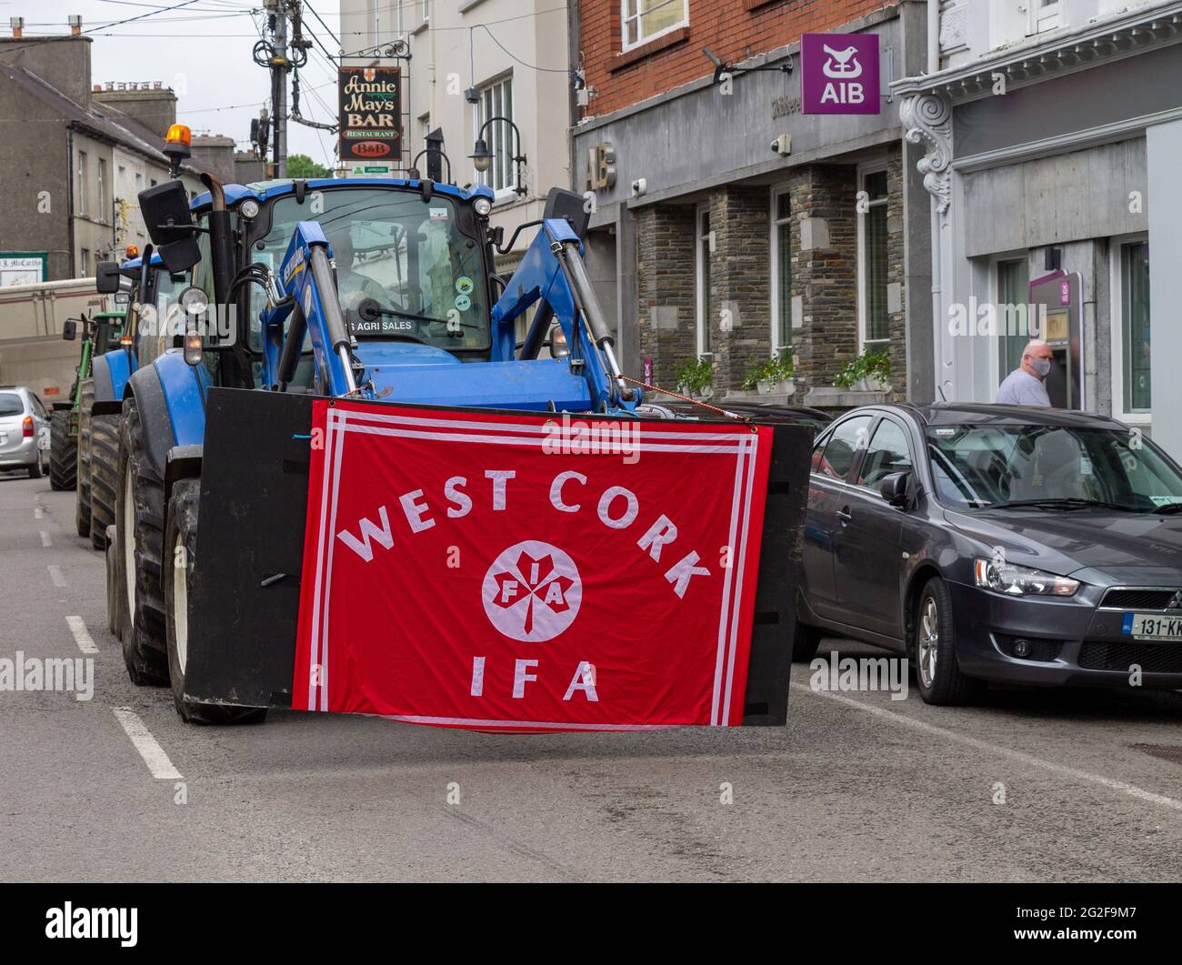 Skibbereen, West Cork, Irlanda, venerdì 11 giugno 2021. Gli agricoltori hanno portato i loro trattori nelle strade di Skibbereen oggi come parte di una protesta coordinata in diverse città della contea per mostrare le loro preoccupazioni per le attuali proposte DELLA PAC e il progetto di legge sul clima del governo. Credit aphperspective/ Alamy Live News Foto Stock
