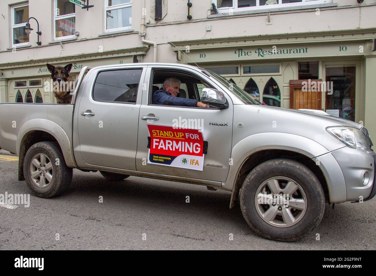 Skibbereen, West Cork, Irlanda, venerdì 11 giugno 2021. Gli agricoltori hanno portato i loro trattori nelle strade di Skibbereen oggi come parte di una protesta coordinata in diverse città della contea per mostrare le loro preoccupazioni per le attuali proposte DELLA PAC e il progetto di legge sul clima del governo. Credit aphperspective/ Alamy Live News Foto Stock