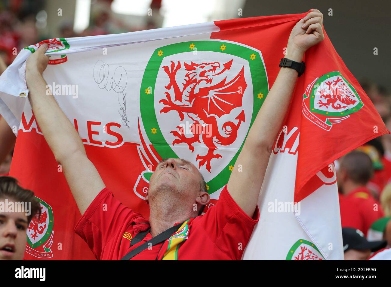 Tifoso di calcio del Galles con bandiera gallese. Galles / Slovacchia, UEFA euro 2016 group match , Bordeaux , Francia . Giugno 2016 solo per uso editoriale. pic di Andrew Orc Foto Stock Tifoso di calcio del Galles con bandiera gallese. Galles / Slovacchia, UEFA euro 2016 group match , Bordeaux , Francia . Giugno 2016 solo per uso editoriale. pic di Andrew Orc Foto Stock