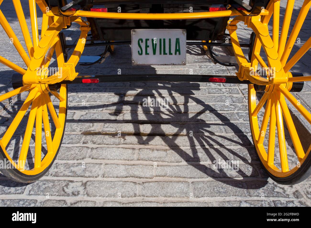 Carrozza trainata da cavalli tradizionale con targa di Siviglia. Quartiere di Santa Cruz, Siviglia, Andalusia, Spagna Foto Stock