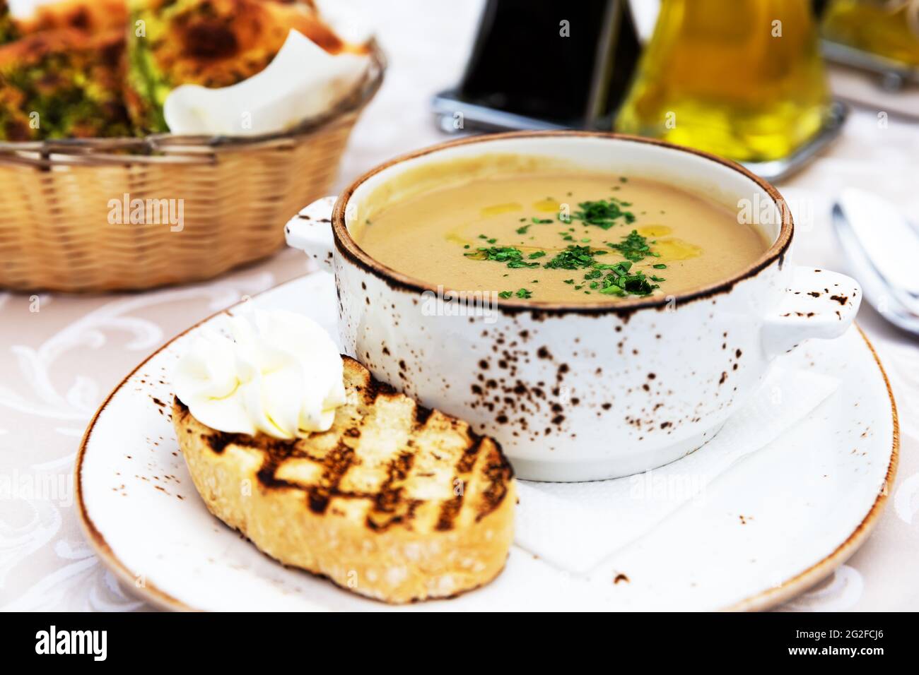Zuppa di crema di funghi. Zuppa in un recipiente. Primo piano della zuppa di panna con funghi e prezzemolo verde. Foto Stock