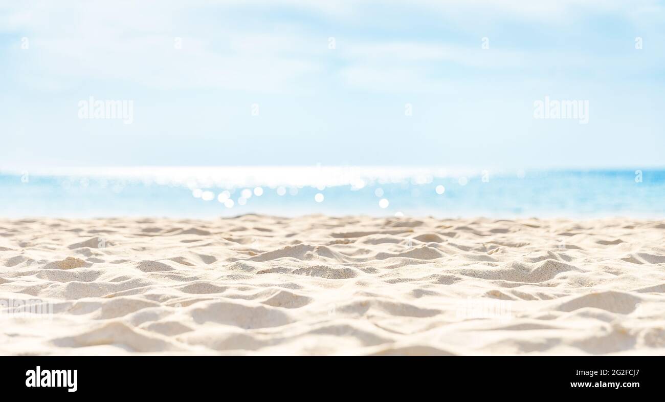 Panorama di una bella spiaggia di sabbia bianca e acque turchesi nelle Maldive. Vacanza estate spiaggia sfondo.. Onda del mare sulla spiaggia di sabbia. Foto Stock