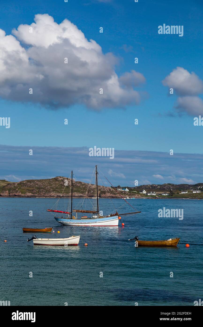 Piccole barche a vela nel porto di Baile Mor sull'isola di Iona, Inner Hebrides, Scozia. Foto Stock