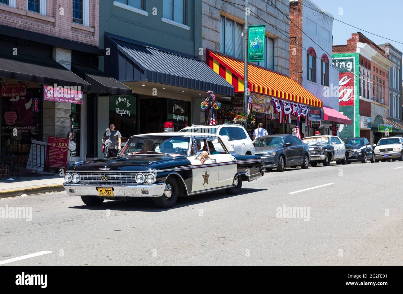 MT. AIRY, NC, USA-5 GIUGNO 2021: Una Ford Galaxie Police Car 60 crociere lungo Main Street, , reminiscenza della corsa di Andy Griffith in popolare show televisivo. Peopl Foto Stock