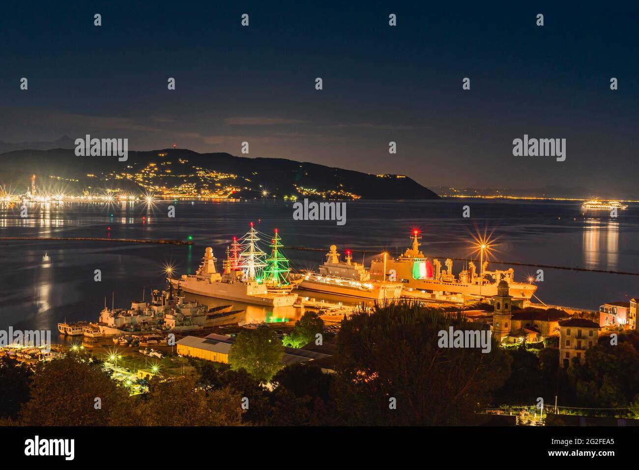 Bandiera italiana mostrata su 2 barche marine nel porto di la spezia Foto Stock