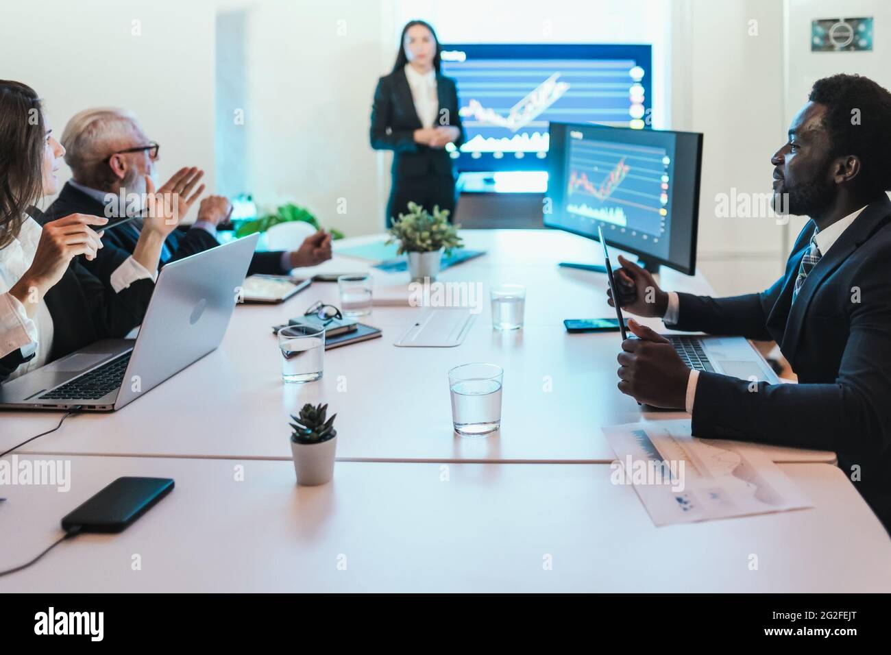 Business stock commercianti di persone in sala riunioni che lavorano su mercati di criptovaluta con tecnologia blockchain Foto Stock