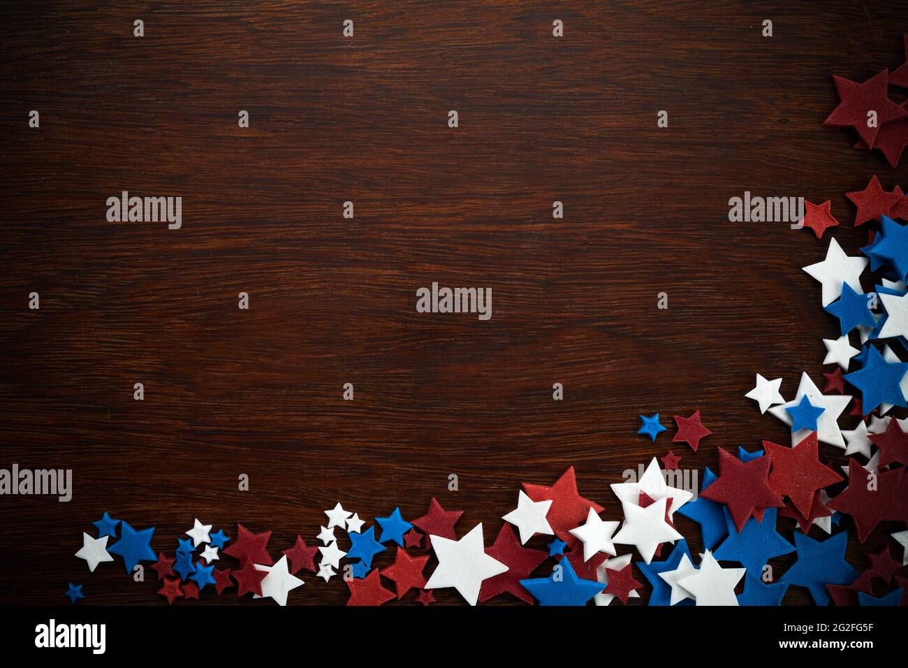 4 luglio American Independence Day stelle decorazioni su sfondo di legno. Disposizione piatta, vista dall'alto. Foto Stock