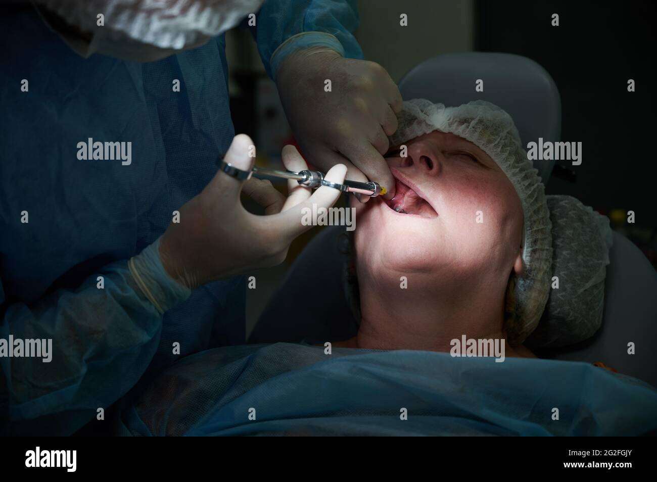 Il Dentista Fa L'iniezione Anestetica Nella Gomma Immagine Stock - Immagine Di Tenuta, Guanto - Foto 13