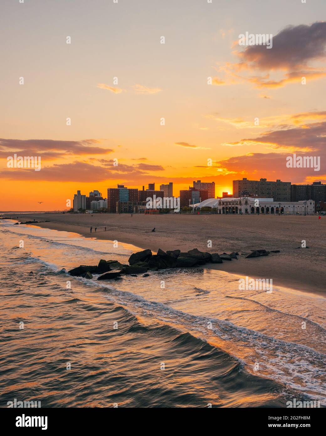 Vista della spiaggia al tramonto a Coney Island, Brooklyn, New York City Foto Stock