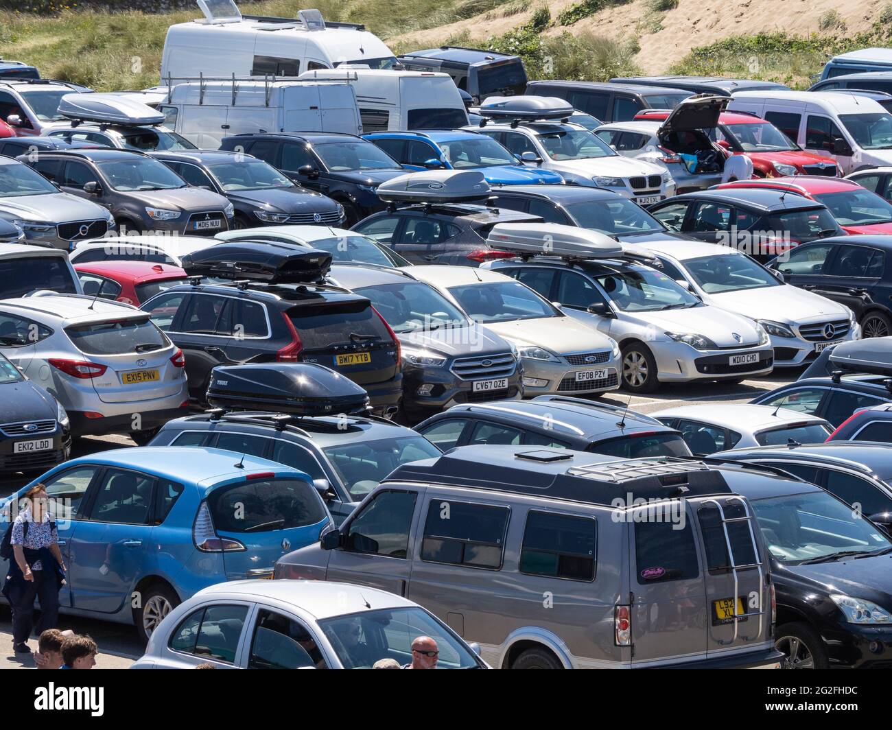 Parcheggio sulla spiaggia pieno di auto durante le vacanze estive, Bude, Cornovaglia, Regno Unito Foto Stock