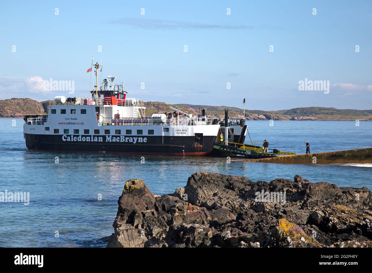 Un traghetto Caledonian MacBrayne che trasporta passeggeri e veicoli al porto dei traghetti di Baile Mor sull'isola di Iona, Inner Hebrides, Scozia. Foto Stock