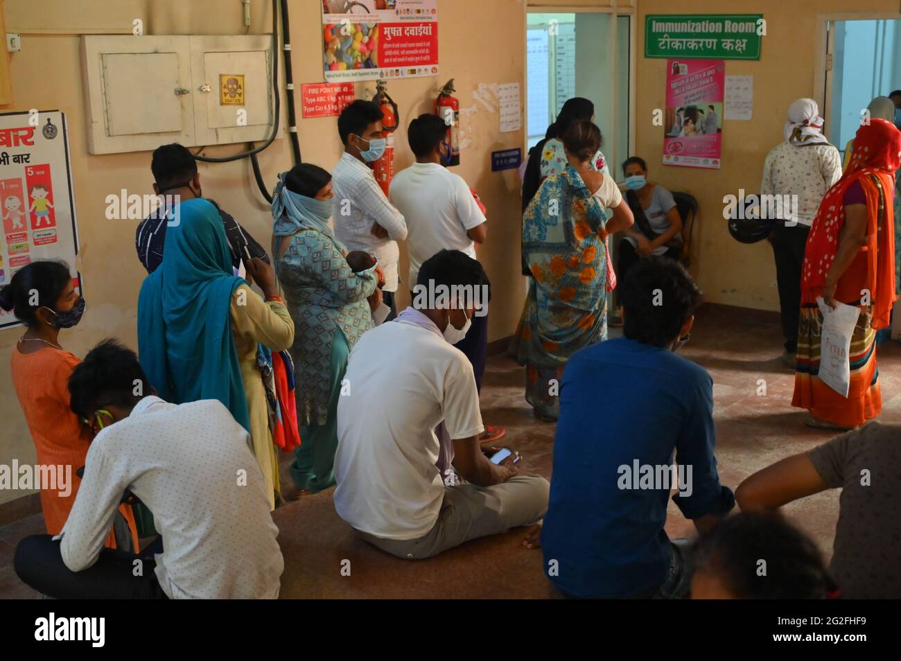 Neonato con i genitori in coda per la vaccinazione senza maschera presso il Sector-10 Government Hospital, gurgaon, haryana, india. 11 giugno 2021. Foto Stock
