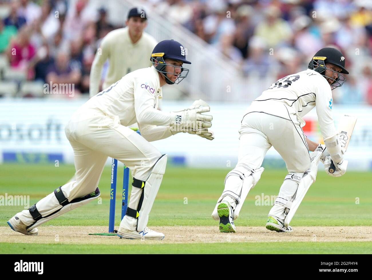 Devon Conway (a destra) della Nuova Zelanda in azione come James Bracey dell'Inghilterra tenta di rivendicare la palla durante il secondo giorno della seconda partita di test di assicurazione LV= a Edgbaston, Birmingham. Data immagine: Venerdì 11 giugno 2021. Foto Stock