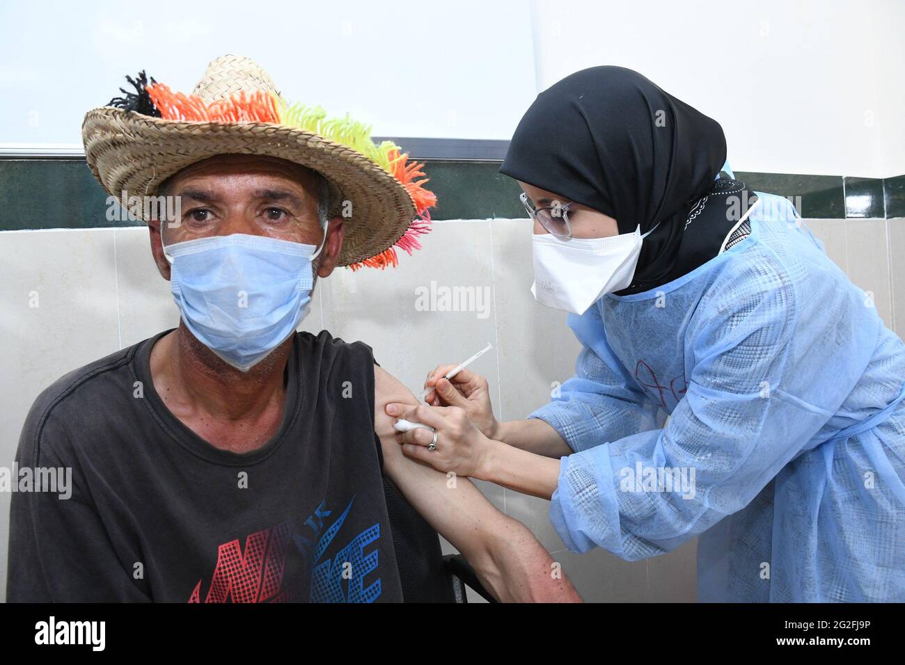 Vendita, Marocco. 10 Giugno 2021. Un operatore sanitario somministra una dose del vaccino cinese Sinopharm COVID-19 in sale, Marocco, 10 giugno 2021. Credit: Chadi/Xinhua/Alamy Live News Foto Stock