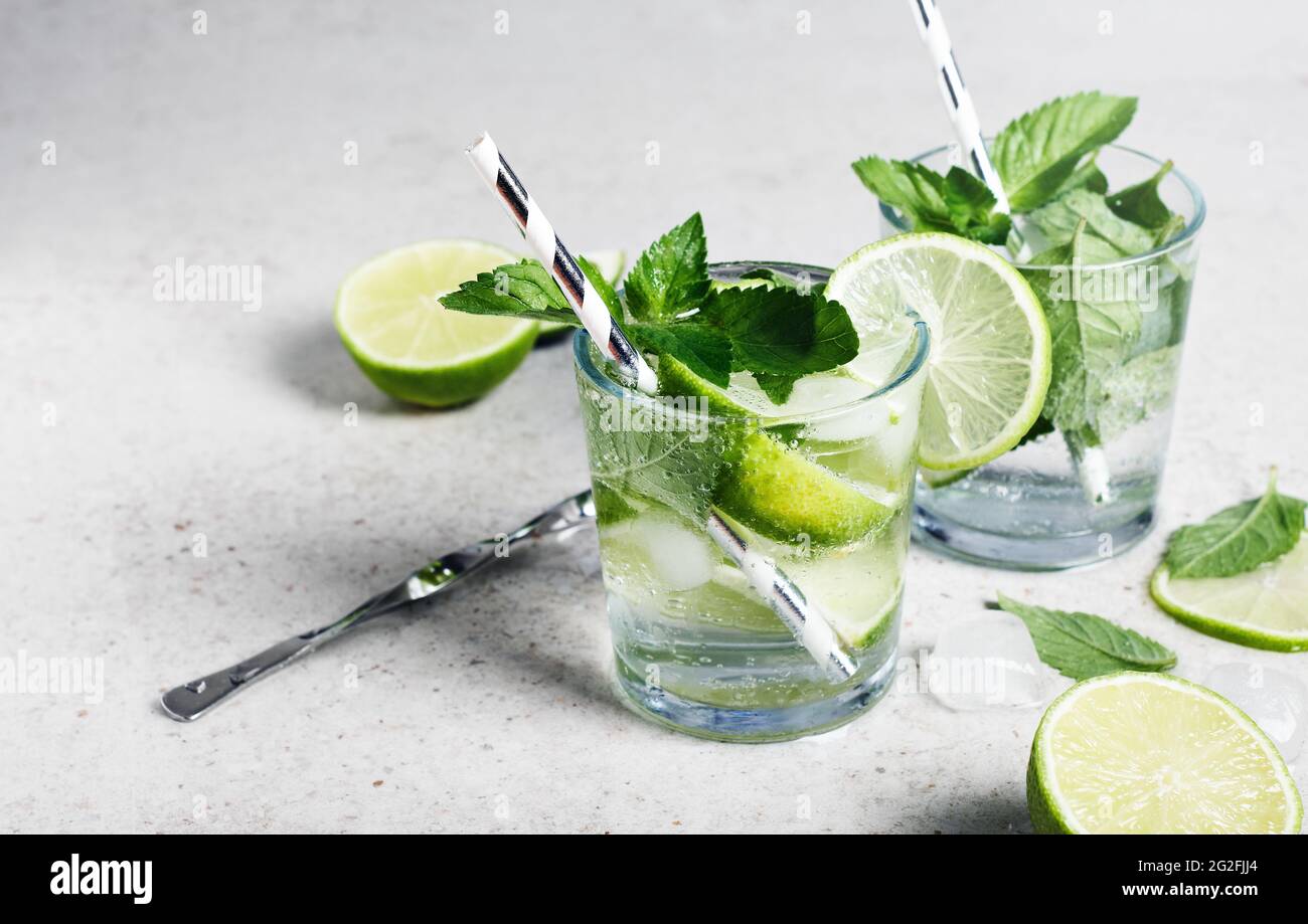 Bevanda rinfrescante con cocktail di lime, menta e ghiaccio e mojito. Foto Stock