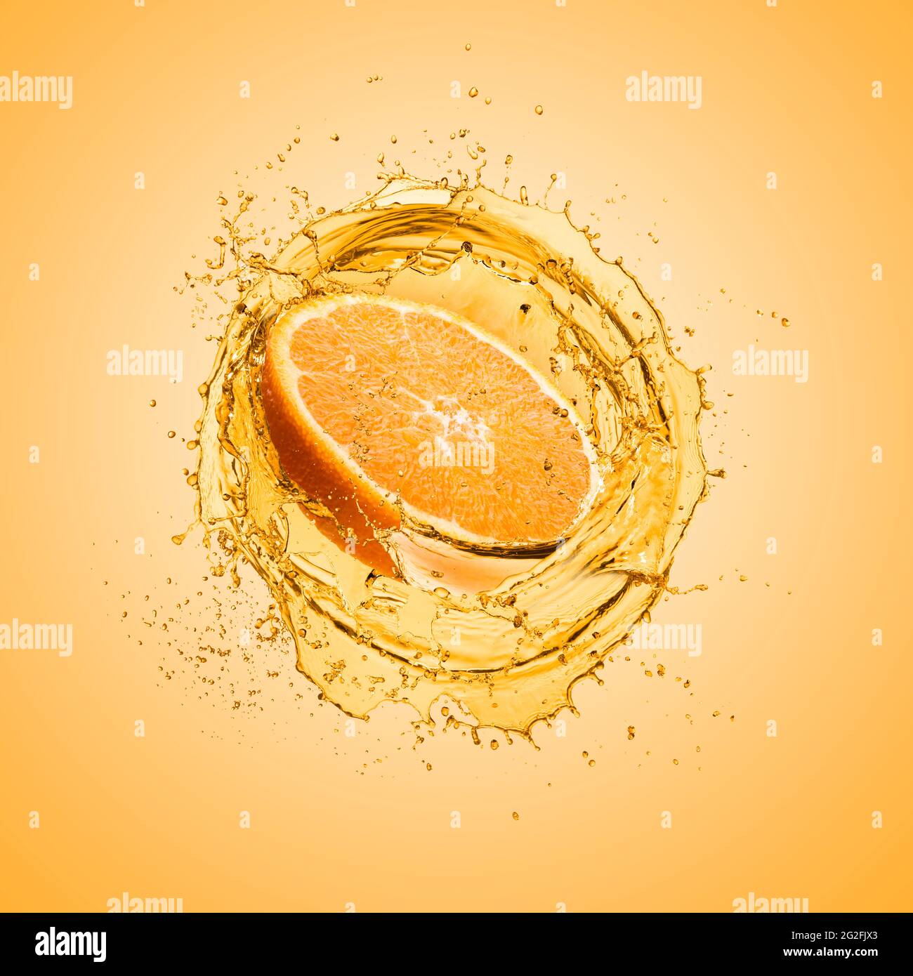 Spruzzi di succo d'arancia con frutta arancione su sfondo colorato Foto Stock