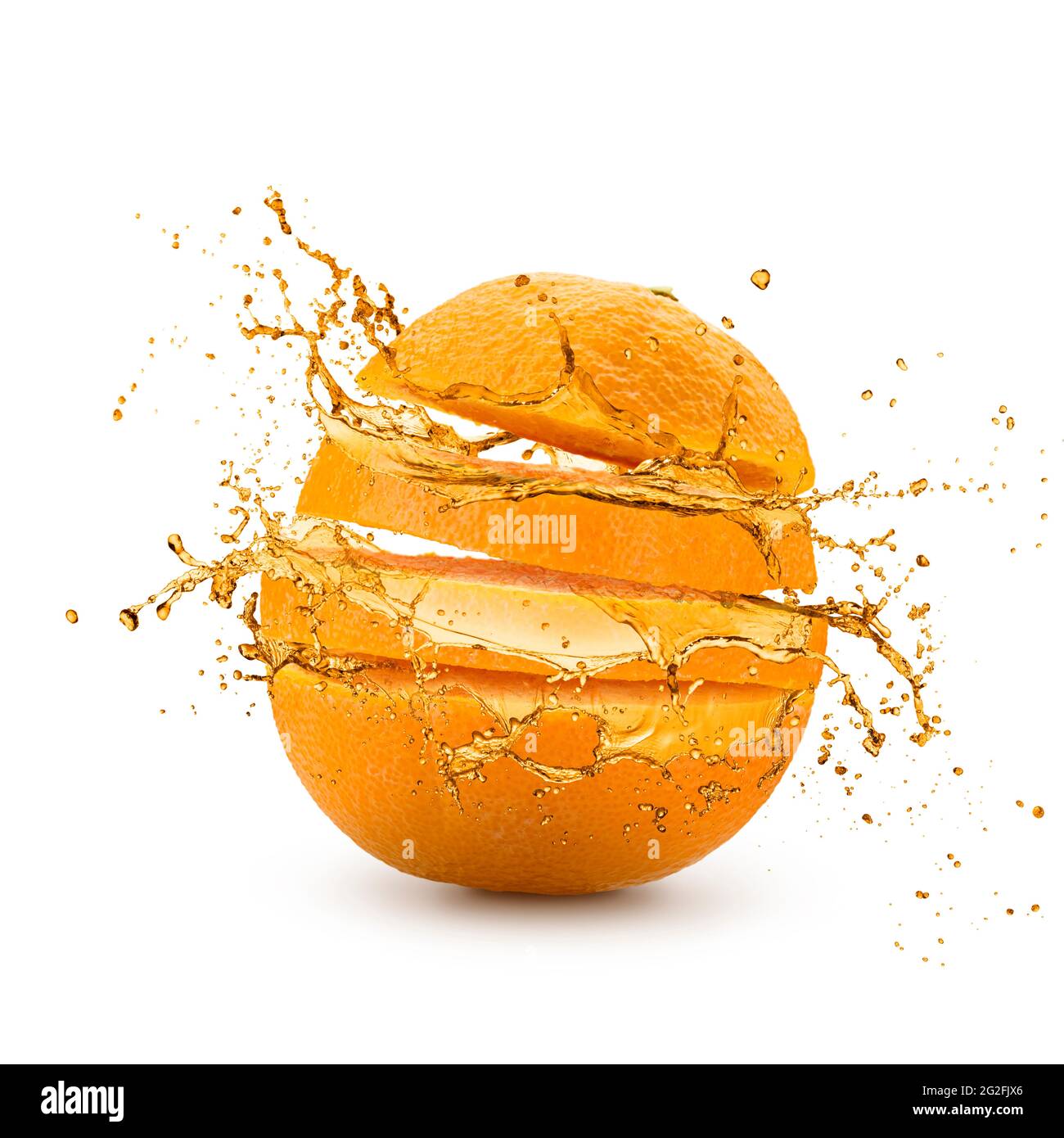 Frutta d'arancia tagliata a fette con succo di frutta su sfondo bianco Foto Stock