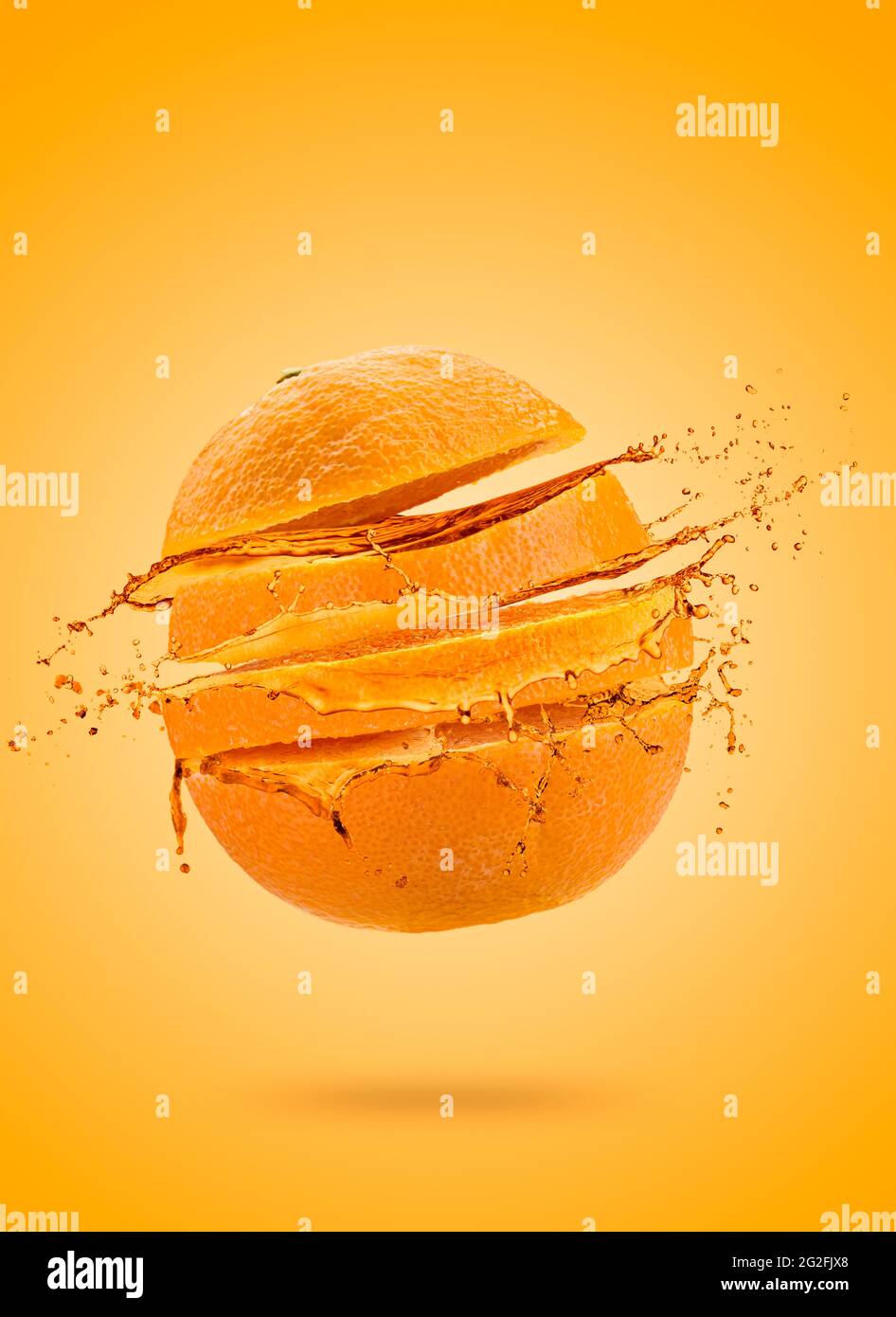 Frutta d'arancia tagliata con succo di frutta su sfondo colorato Foto Stock