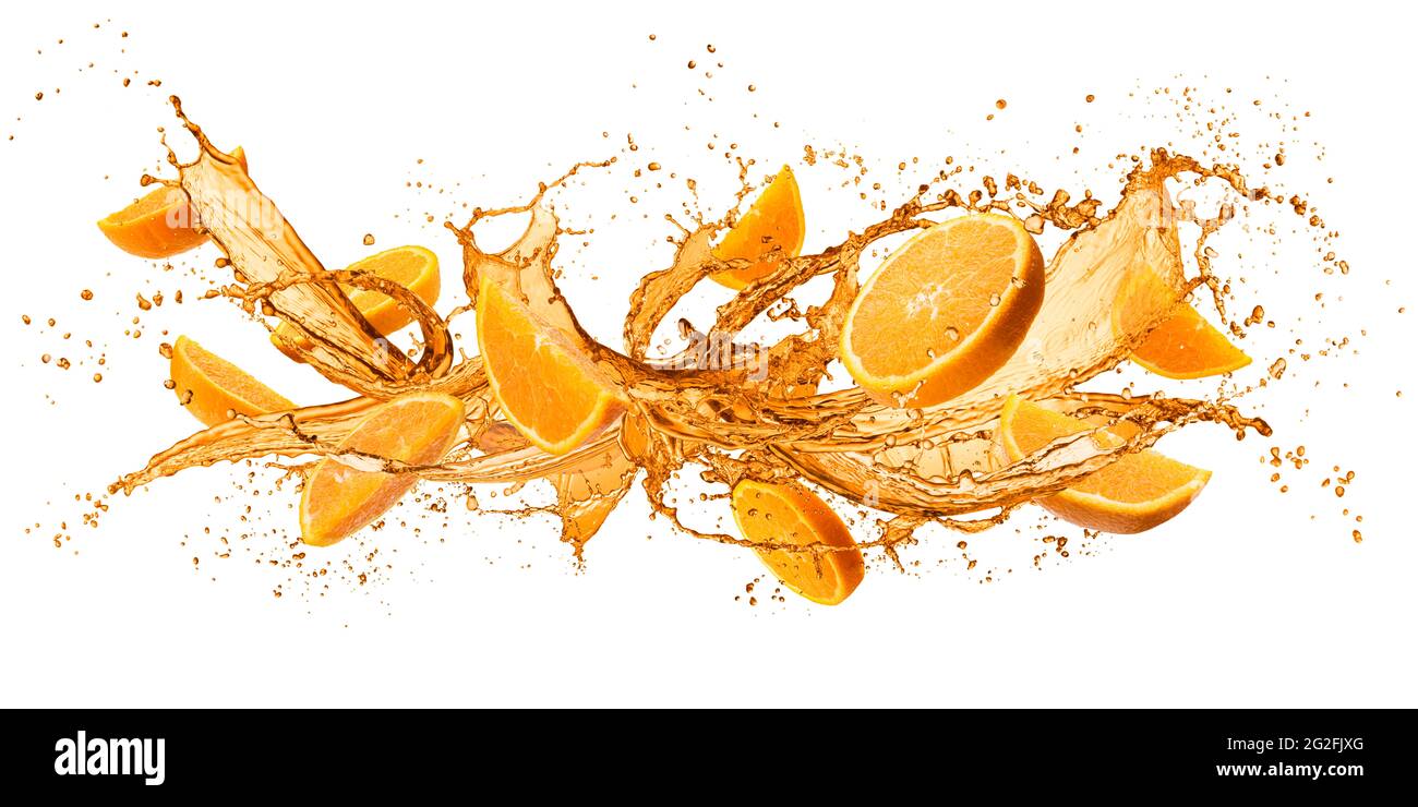 Frutta d'arancia tagliata con succo isolato su sfondo bianco Foto Stock