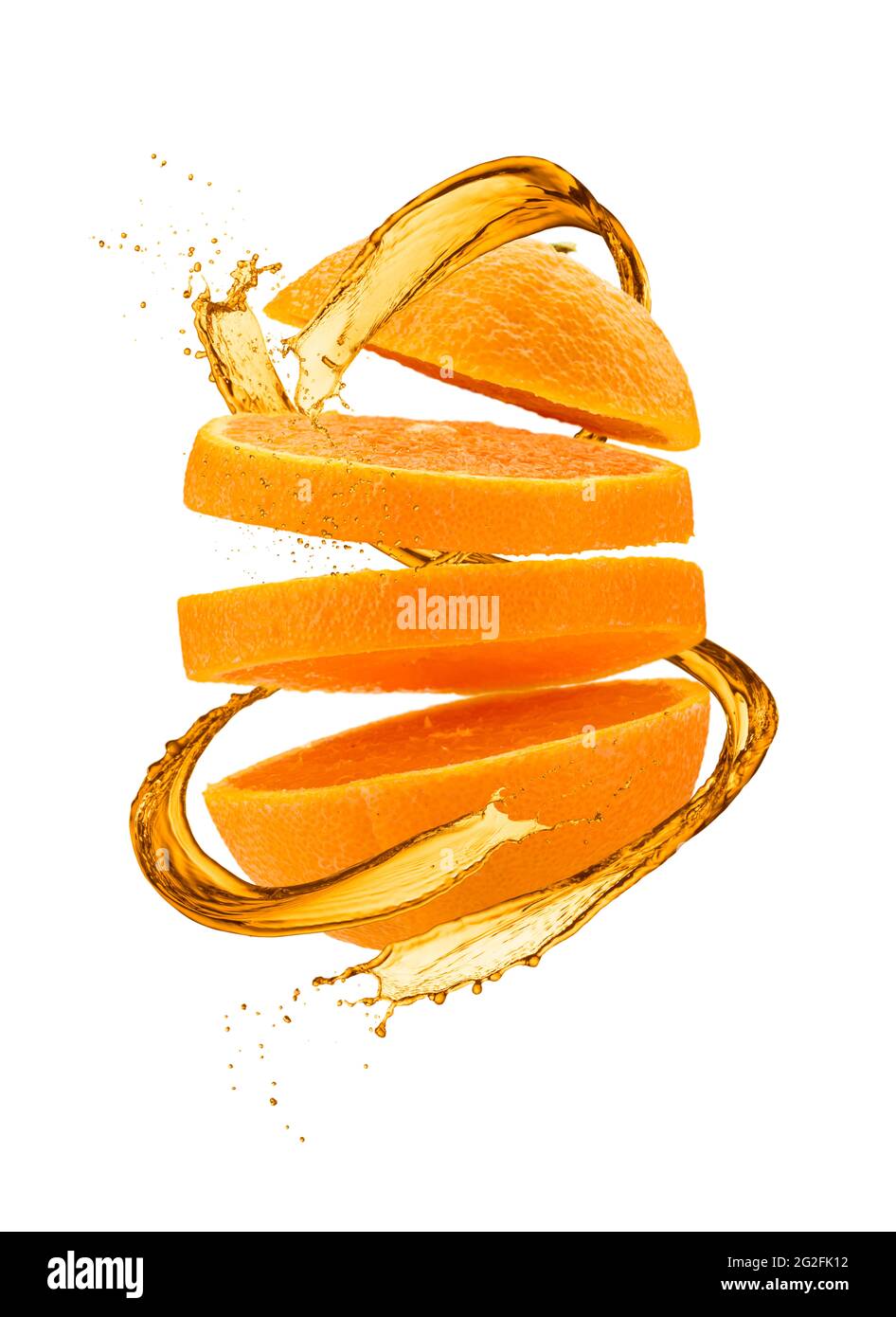Frutta d'arancia tagliata con succo isolato su sfondo bianco Foto Stock