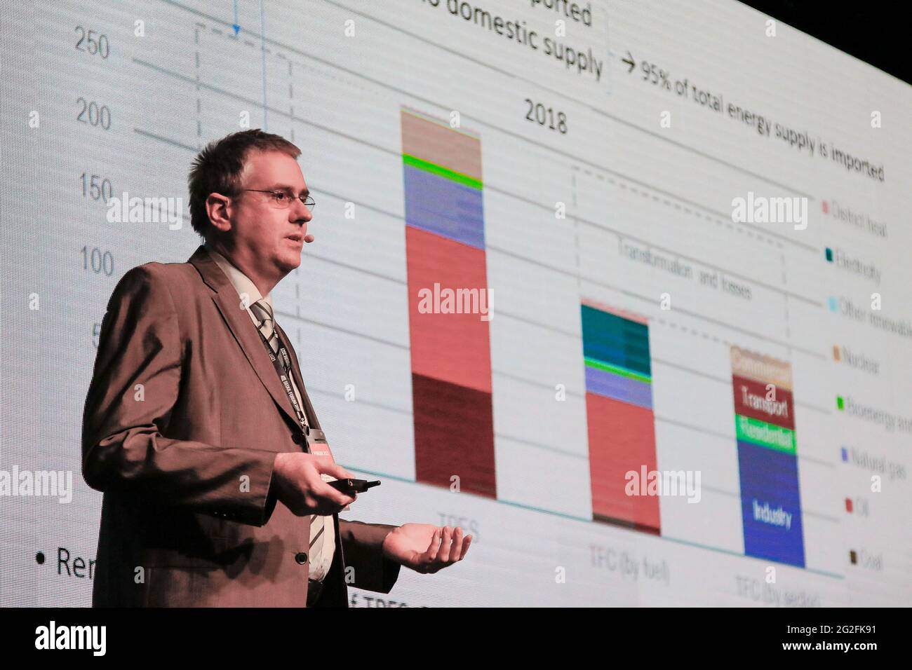 Seoul, Corea del Sud. 10 Giugno 2021. Giugno 11, 2021-Seoul, Corea del Sud-in questa foto scattata la data è il 10 giugno 2021. Dirk Henkensmeier, ricercatore principale del KIST, tiene una conferenza sul Super-Gap nell'economia dell'idrogeno al forum 2021 di Seoul, Corea del Sud. Il policymaker economico superiore della Corea del Sud ha detto Giovedi il governo prevede di fornire supporto per aiutare circa 1,000 produttori di parti auto trasformarsi in fornitori chiave di automobili di prossima generazione entro il 2030. Credit: Ryu Seung-il/ZUMA Wire/Alamy Live News Foto Stock