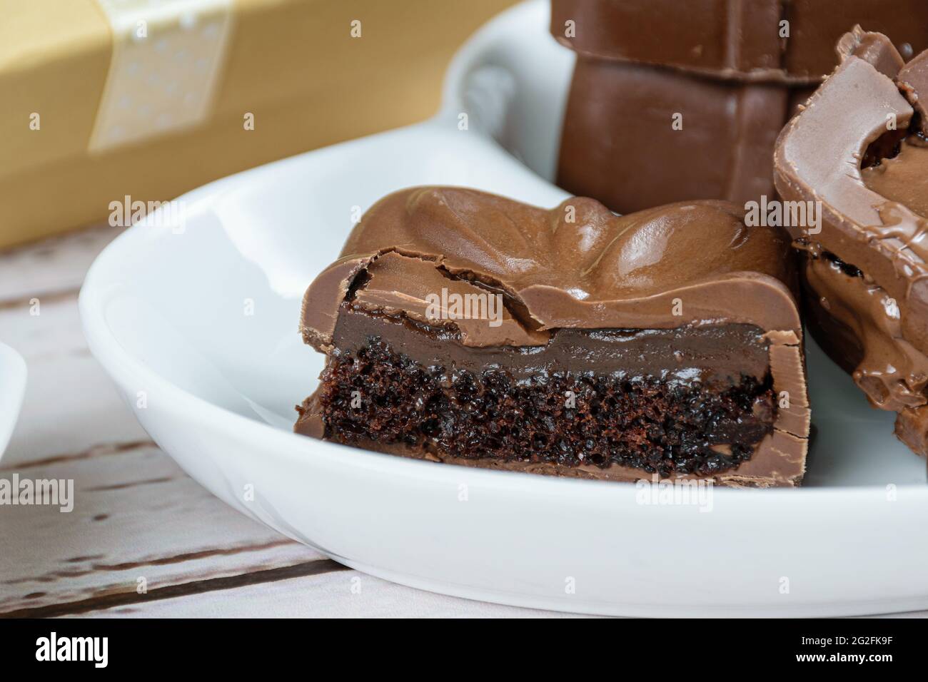 Primo piano di metà di una torta al miele brasiliana con ripieno brigadiere (brigadeiro). Foto Stock