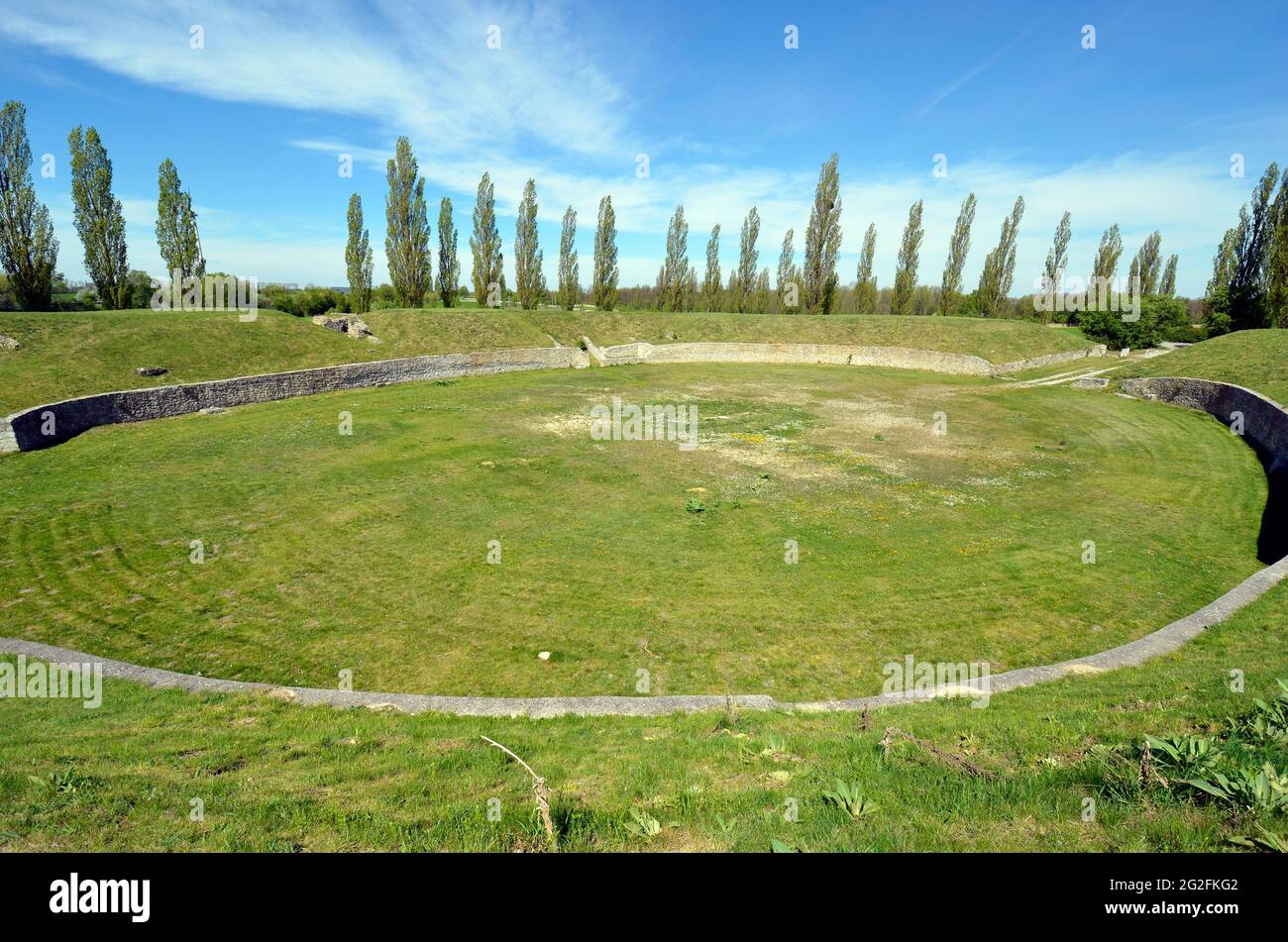 Austria, antico anfiteatro nell'ex fortezza legionaria Carnuntum sul Danubio Limes, ora situato nel villaggio di Petronell in basso Foto Stock