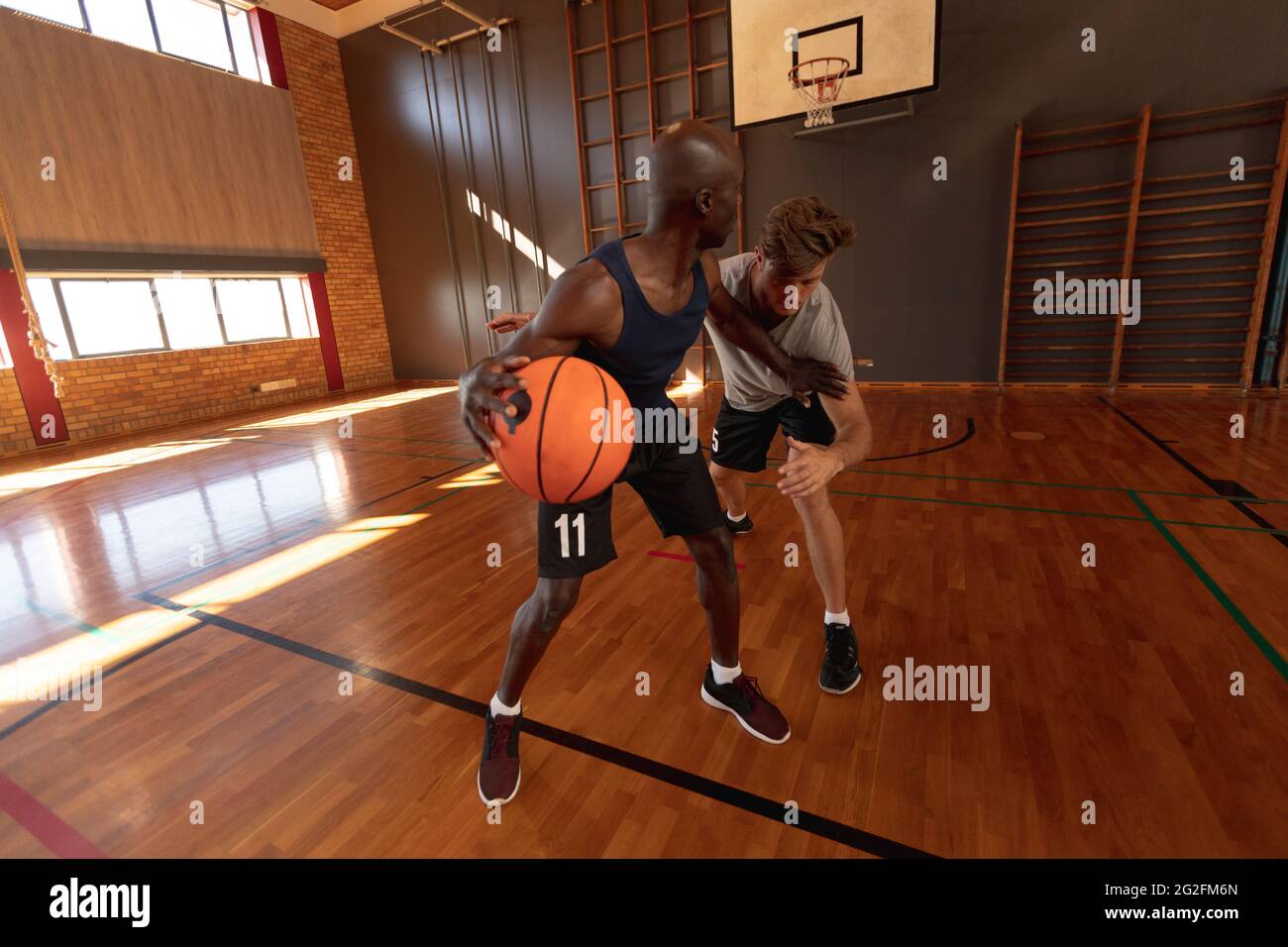 Caucasico giocatore di basket maschile e allenatore pratica palla dribbling Foto Stock