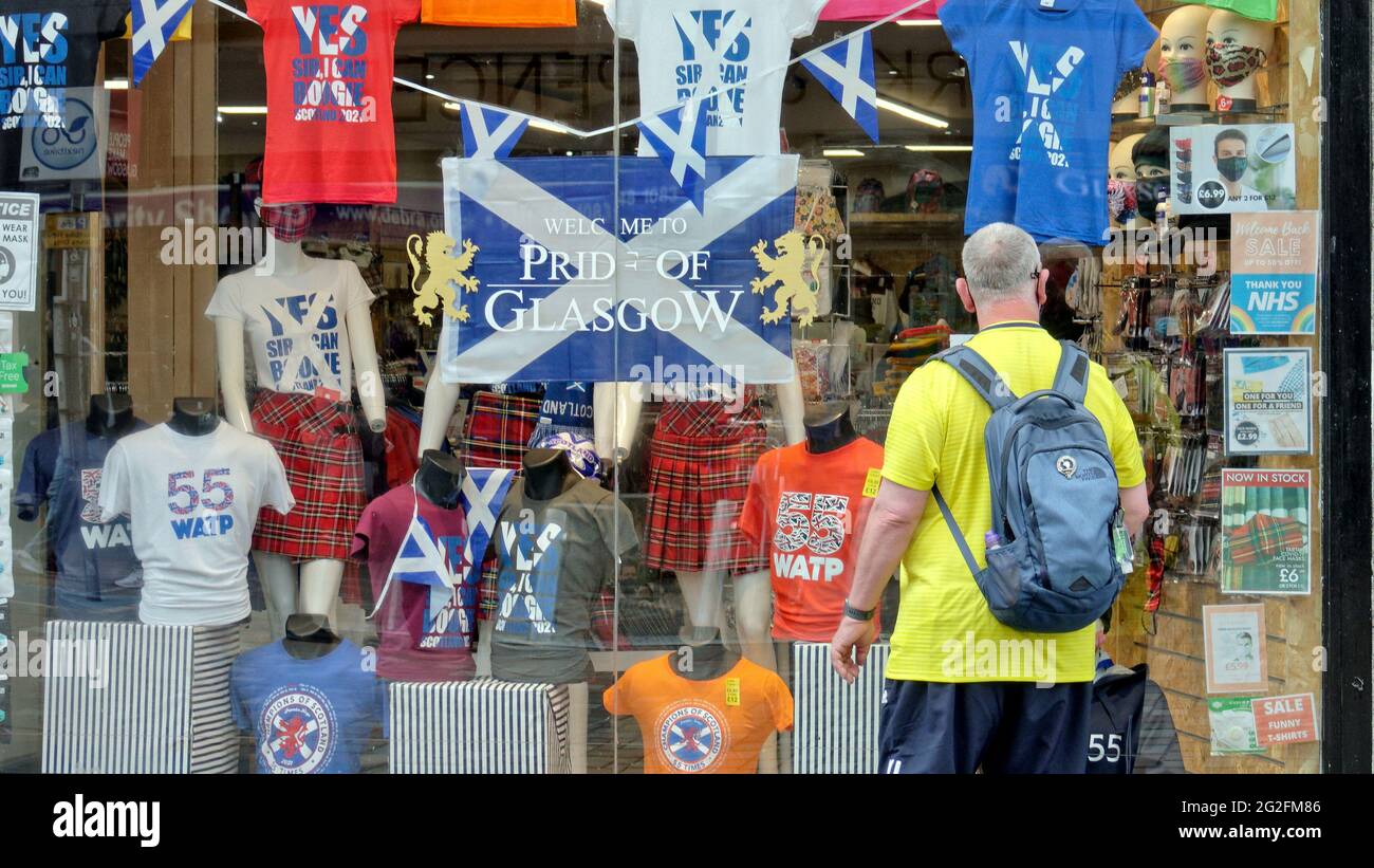 Glasgow, Scozia, Regno Unito. 11 Giugno 2021. Regno Unito Meteo: Estate Euro 2021 febbre è apparso in città con un buon umore e bandiere che accompagnano la stagione estiva feeeling. Credit: gerard Ferry/Alamy Live News Foto Stock