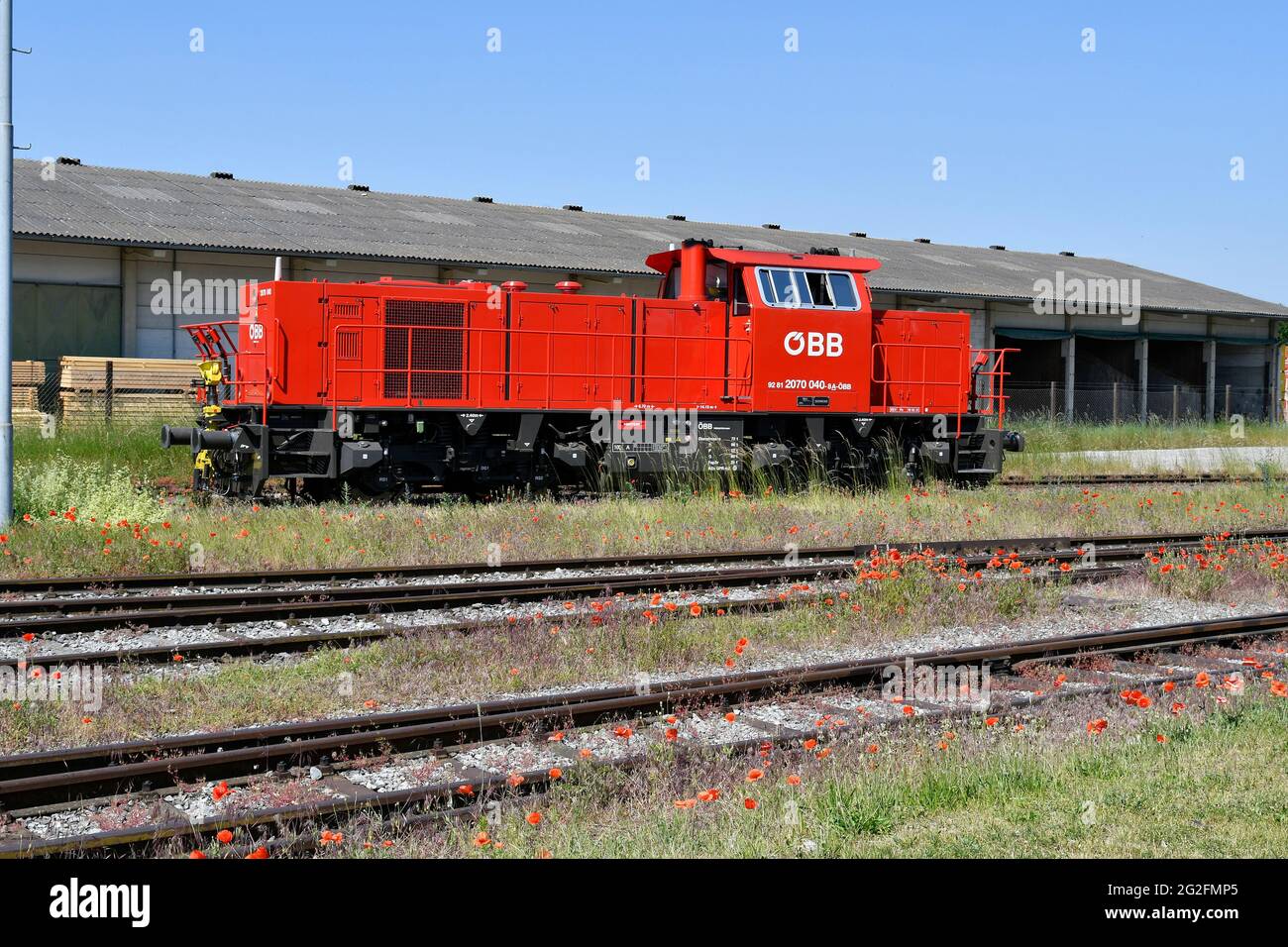 Mannersdorf, Austria - 09 giugno 2021: Locomotiva per shunting diesel-idraulica delle Ferrovie federali austriache Foto Stock
