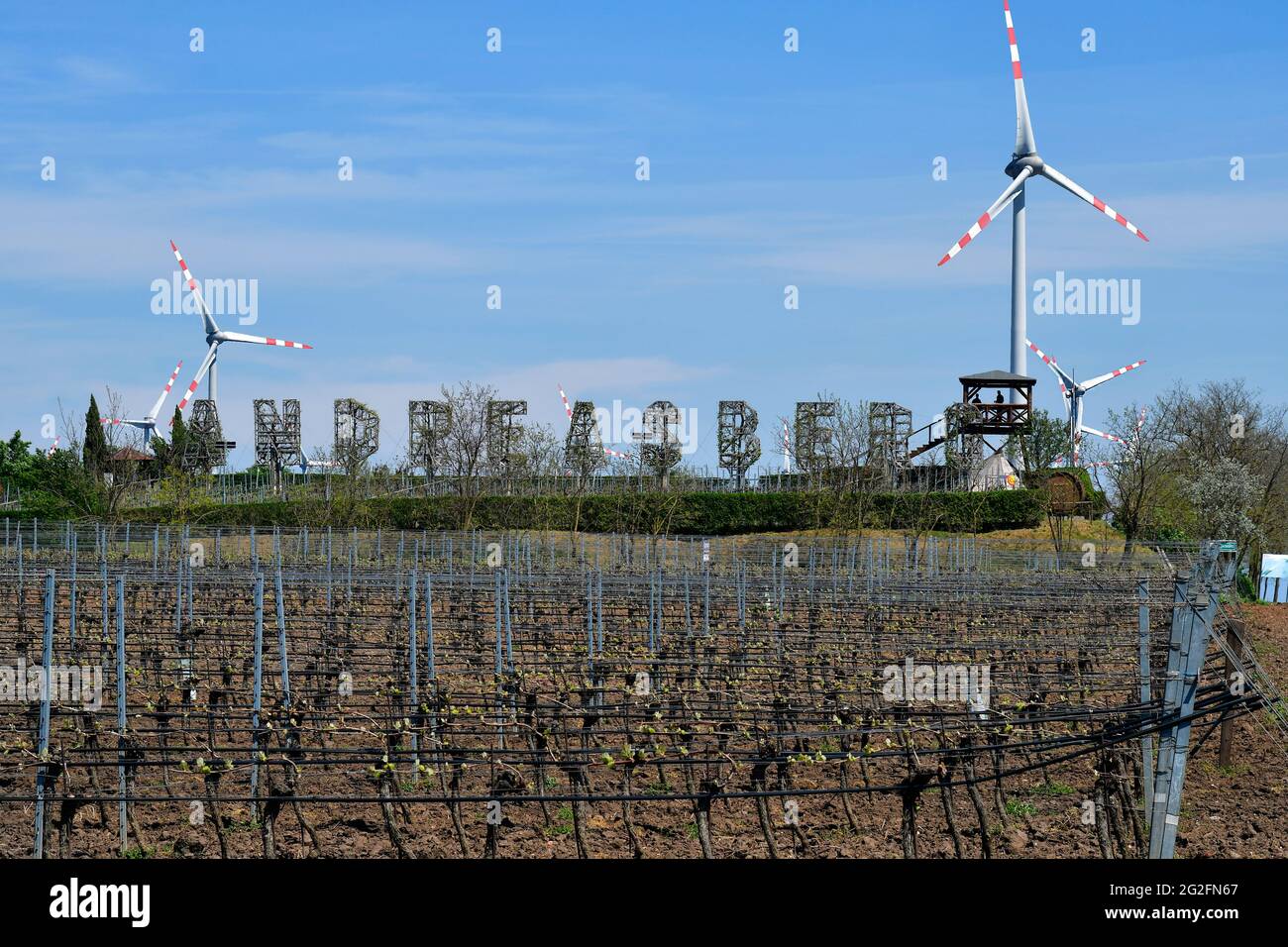 Andau, Austria - 04 maggio 2021: Il pubblico Andreasberg è una collina nel parco nazionale Neusiedlersee-Seewinkel con un percorso educativo dei vari Foto Stock