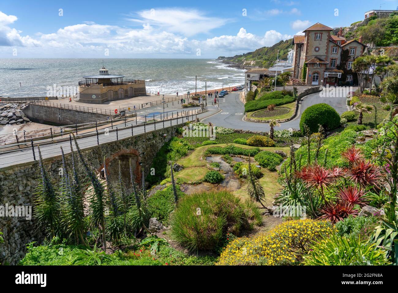 I Cascade Gardens e il lungomare di Ventnor sulla costa meridionale dell'Isola di Wight UK Foto Stock