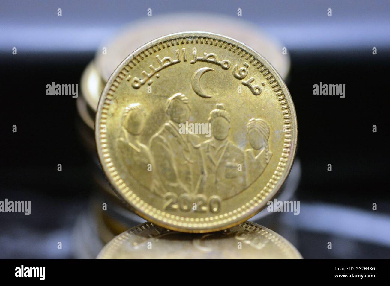 Uno slogan del personale medico egiziano 2020 sull’ossversione della moneta egiziana da 50 piasters in apprezzamento per l’impegno del personale medico egiziano nel salvare la loro livrea Foto Stock