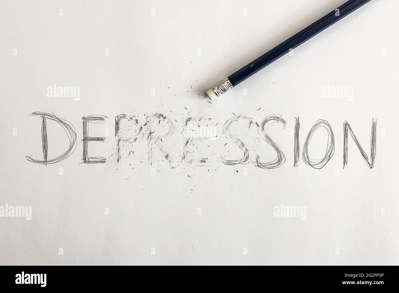 Cancellazione depressione. Depressione scritta su carta bianca con una matita, cancellata con una gomma. Simbolico per superare la depressione o trattare la depressione. Foto Stock